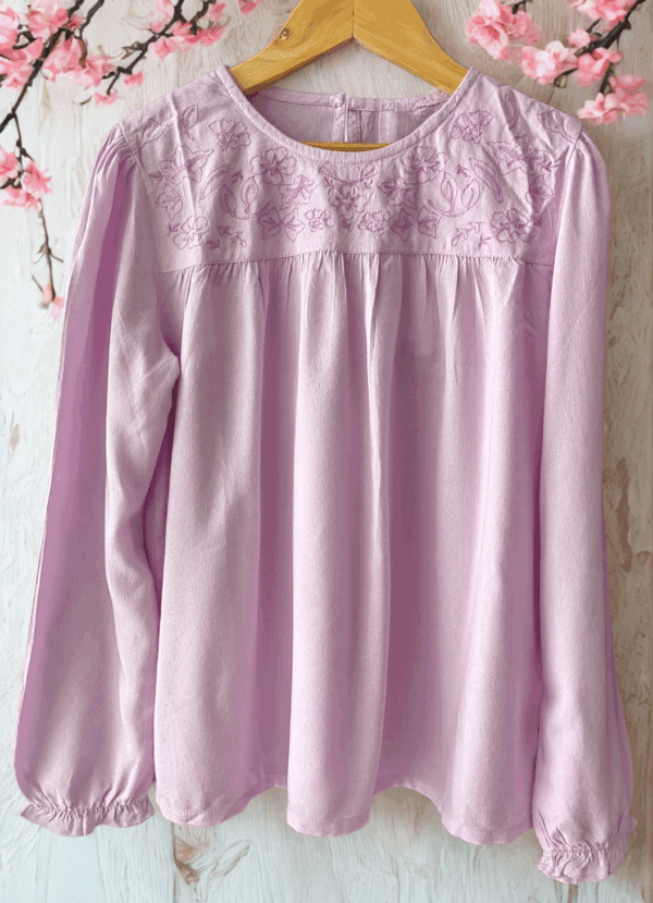 b353ec69-a23d-482d-affc-698290c39597 (1) Bluzas lila con bordados